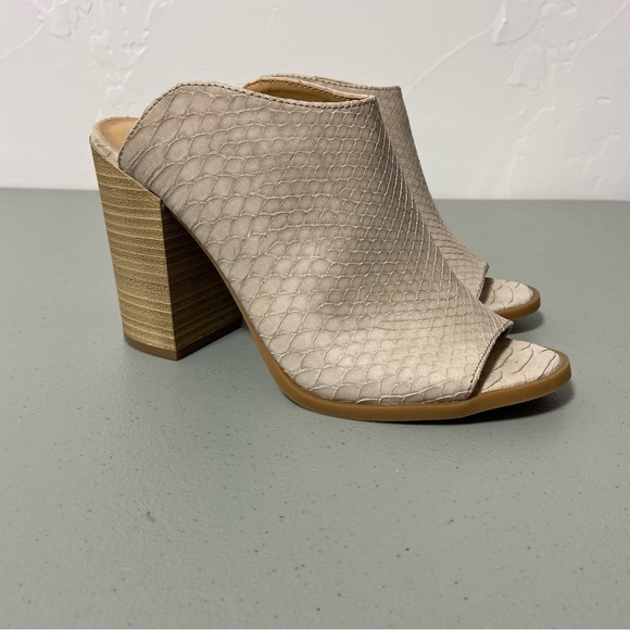 Express Shoes - Express Factory Snake Print Lizard? Women's Peep toe Heel Size 7